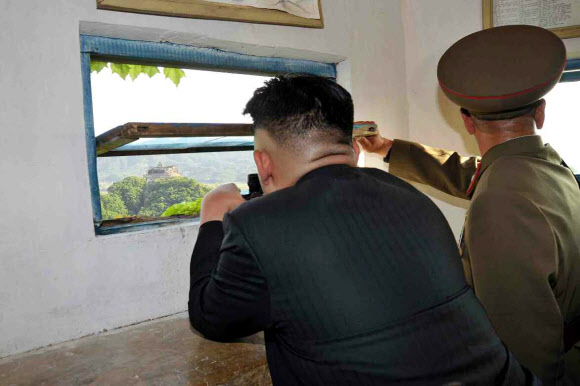 최전방 감시초소에서 남쪽 살펴보는 北김정은