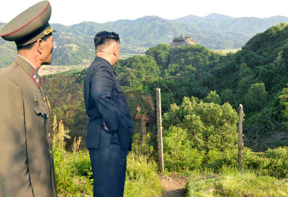 전방 감시초소에서 남쪽 살펴보는 北김정은