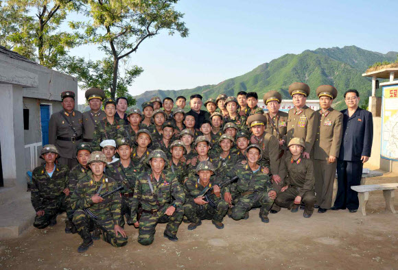 군인들과 기념촬영하는 北김정은