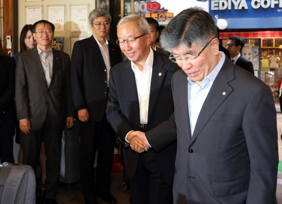 악수하는 현오석-김중수