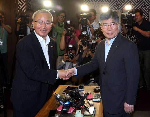 현오석-김중수 조찬 회동 현오석 부총리 겸 기획재정부 장관과 김중수 한국은행 총재가 4일 오전 서울 중구 명동의 한 음식점에서 조찬 회동을 하며 악수하고 있다. 이들은 이곳에서 식사를 함께하며 1시간가량 경제 동향과 하반기 경제운용 방향, 향후 전망 등을 놓고 폭넓은 의견을 교환했다. 연합뉴스