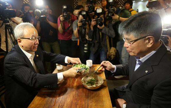 곰탕 회동 갖는 현오석-김중수