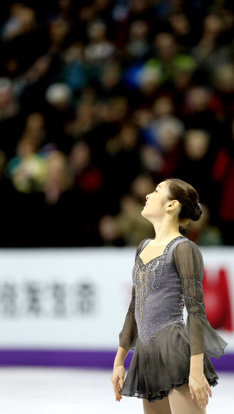 한국의 피겨여왕 김연아가 17일(한국시각) 캐나다 온타리오주 런던에서 열린 2013 국제빙상경기연맹(ISU) 세계피겨선수권대회 여자싱글 프리 경기를 완벽하게 마치고 관중에게 인사하고 있다. 연합뉴스