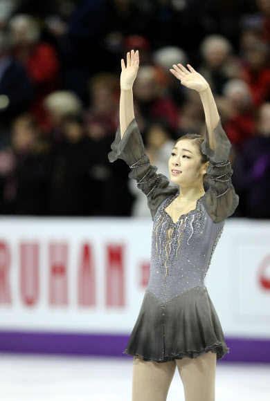 한국의 피겨여왕 김연아가 17일(한국시각) 캐나다 온타리오주 런던에서 열린 2013 국제빙상경기연맹(ISU) 세계피겨선수권대회 여자싱글 프리 경기를 완벽하게 마치고 관중에게 인사하고 있다. 연합뉴스