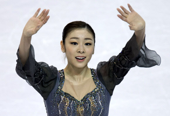 한국의 피겨여왕 김연아가 17일(한국시각) 캐나다 온타리오주 런던에서 열린 2013 국제빙상경기연맹(ISU) 세계피겨선수권대회 여자싱글 프리 경기를 완벽하게 마치고 관중에게 인사하고 있다. 연합뉴스