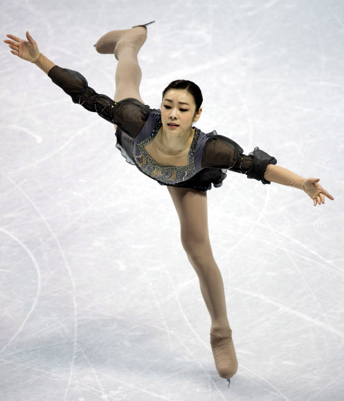 한국의 피겨여왕 김연아가 17일(한국시각) 2013 국제빙상경기연맹(ISU) 세계피겨선수권대회가 열린 캐나다 온타리오주 런던 버드와이저 가든스 빙상장에서 프리 연기를 펼치고 있다.  연합뉴스