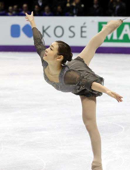 한국의 피겨여왕 김연아가 17일(한국시각) 2013 국제빙상경기연맹(ISU) 세계피겨선수권대회가 열린 캐나다 온타리오주 런던 버드와이저 가든스 빙상장에서 프리 연기를 펼치고 있다.  연합뉴스