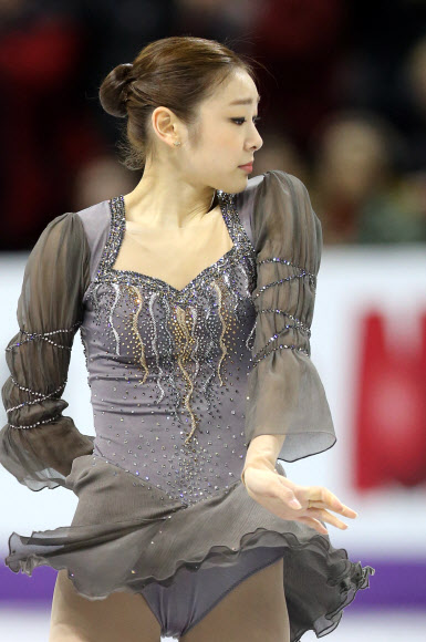 한국의 피겨여왕 김연아가 17일(한국시각) 2013 국제빙상경기연맹(ISU) 세계피겨선수권대회가 열린 캐나다 온타리오주 런던 버드와이저 가든스 빙상장에서 프리 연기를 펼치고 있다.  연합뉴스
