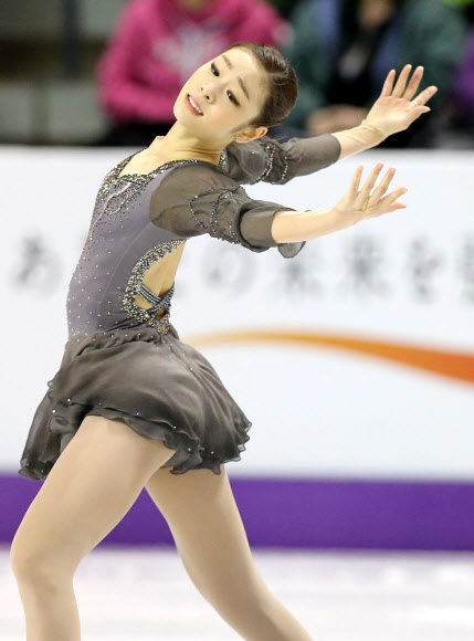 한국의 피겨여왕 김연아가 17일(한국시각) 2013 국제빙상경기연맹(ISU) 세계피겨선수권대회가 열린 캐나다 온타리오주 런던 버드와이저 가든스 빙상장에서 프리 연기를 펼치고 있다.  연합뉴스