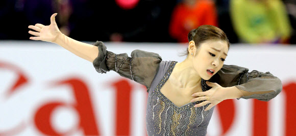 한국의 피겨여왕 김연아가 17일(한국시각) 2013 국제빙상경기연맹(ISU) 세계피겨선수권대회가 열린 캐나다 온타리오주 런던 버드와이저 가든스 빙상장에서 프리 연기를 펼치고 있다.  연합뉴스