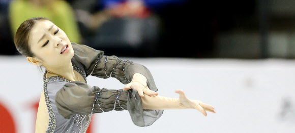 한국의 피겨여왕 김연아가 17일(한국시각) 2013 국제빙상경기연맹(ISU) 세계피겨선수권대회가 열린 캐나다 온타리오주 런던 버드와이저 가든스 빙상장에서 프리 연기를 펼치고 있다.  연합뉴스