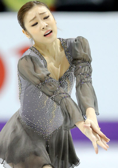 한국의 피겨여왕 김연아가 17일(한국시각) 2013 국제빙상경기연맹(ISU) 세계피겨선수권대회가 열린 캐나다 온타리오주 런던 버드와이저 가든스 빙상장에서 프리 연기를 펼치고 있다.  연합뉴스
