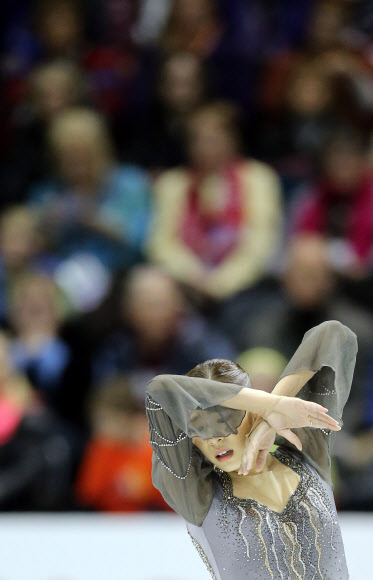 한국의 피겨여왕 김연아가 17일(한국시각) 2013 국제빙상경기연맹(ISU) 세계피겨선수권대회가 열린 캐나다 온타리오주 런던 버드와이저 가든스 빙상장에서 프리 연기를 펼치고 있다.  연합뉴스