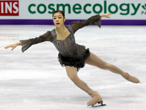한국의 피겨여왕 김연아가 17일(한국시각) 2013 국제빙상경기연맹(ISU) 세계피겨선수권대회가 열린 캐나다 온타리오주 런던 버드와이저 가든스 빙상장에서 프리 연기를 펼치고 있다.  연합뉴스
