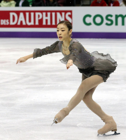 한국의 피겨여왕 김연아가 17일(한국시각) 2013 국제빙상경기연맹(ISU) 세계피겨선수권대회가 열린 캐나다 온타리오주 런던 버드와이저 가든스 빙상장에서 프리 연기를 펼치고 있다.  연합뉴스