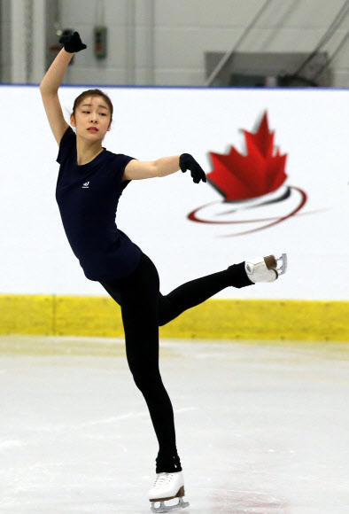 2013 국제빙상경기연맹(ISU) 세계피겨선수권대회에 출전해 프리 경기를 앞둔 한국의 피겨여왕 김연아가 16일(한국시각) 캐나다 온타리오주 런던 웨스턴 페어센터에서 훈련하고 있다.  연합뉴스