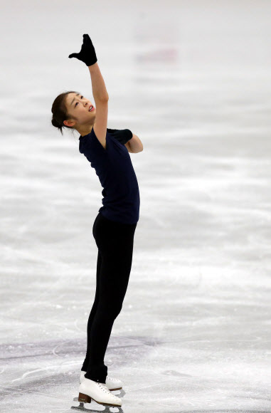 2013 국제빙상경기연맹(ISU) 세계피겨선수권대회에 출전해 프리 경기를 앞둔 한국의 피겨여왕 김연아가 16일(한국시각) 캐나다 온타리오주 런던 웨스턴 페어센터에서 훈련하고 있다.  연합뉴스