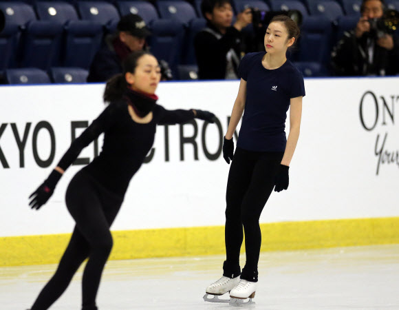 2013 국제빙상경기연맹(ISU) 세계피겨선수권대회에 출전해 프리 경기를 앞둔 한국의 피겨여왕 김연아와 일본의 아사다 마오가 16일(한국시각) 캐나다 온타리오주 런던 웨스턴 페어센터에서 훈련하고 있다.  연합뉴스