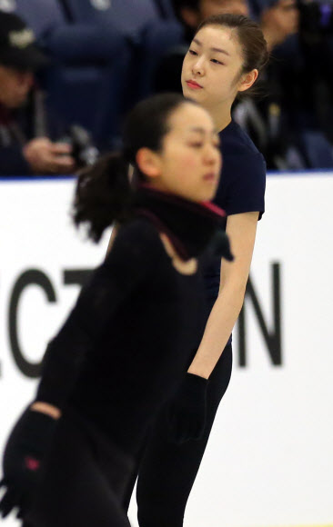 2013 국제빙상경기연맹(ISU) 세계피겨선수권대회에 출전해 프리 경기를 앞둔 한국의 피겨여왕 김연아와 일본의 아사다 마오가 16일(한국시각) 캐나다 온타리오주 런던 웨스턴 페어센터에서 훈련하고 있다.  연합뉴스