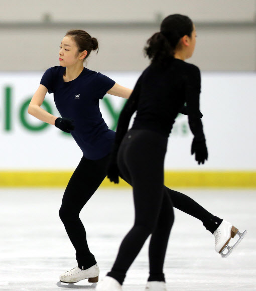 2013 국제빙상경기연맹(ISU) 세계피겨선수권대회에 출전해 프리 경기를 앞둔 한국의 피겨여왕 김연아와 일본의 아사다 마오가 16일(한국시각) 캐나다 온타리오주 런던 웨스턴 페어센터에서 훈련하고 있다.  연합뉴스