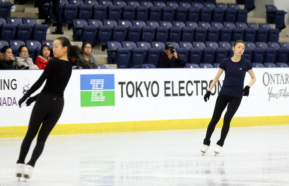 2013 국제빙상경기연맹(ISU) 세계피겨선수권대회에 출전해 프리 경기를 앞둔 한국의 피겨여왕 김연아와 일본의 아사다 마오가 16일(한국시각) 캐나다 온타리오주 런던 웨스턴 페어센터에서 훈련하고 있다.  연합뉴스
