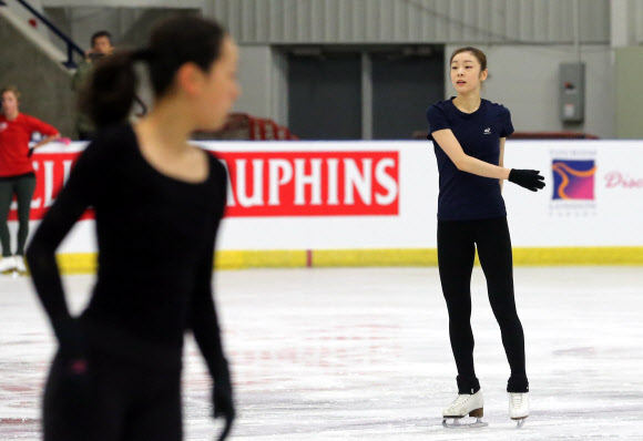 2013 국제빙상경기연맹(ISU) 세계피겨선수권대회에 출전해 프리 경기를 앞둔 한국의 피겨여왕 김연아와 일본의 아사다 마오가 16일(한국시각) 캐나다 온타리오주 런던 웨스턴 페어센터에서 훈련하고 있다.  연합뉴스