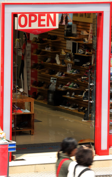 명동 화장품 매장, 문 열고 영업중