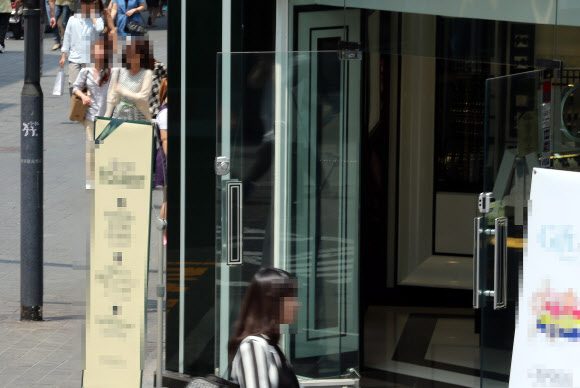 명동 화장품 매장, 문 열고 영업중