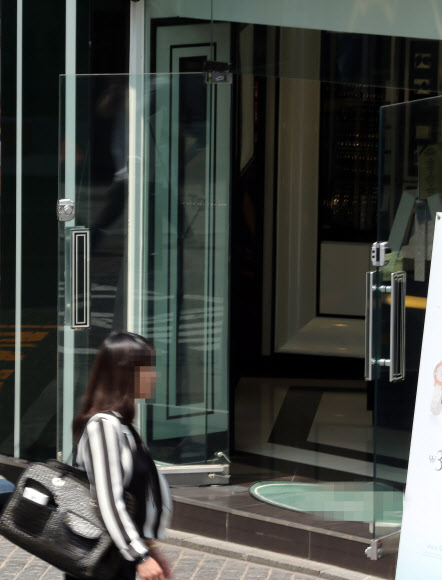 명동 화장품 매장, 문 열고 영업중