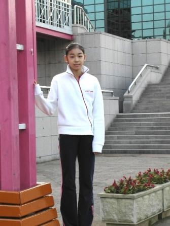 척박한 토양을 딛고 일약 세계의 ‘피겨 요정’으로 떠오른 김연아가 연습장인 과천 아이스링크 앞에서 평범한 14세 소녀의 모습을 보여주고 있다. 최병규 기자 cbk@seoul.co.kr