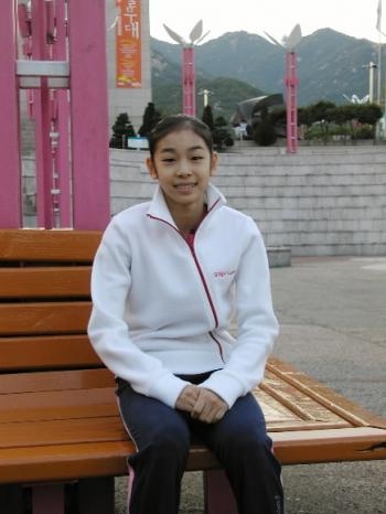 척박한 토양을 딛고 일약 세계의 ‘피겨 요정’으로 떠오른 김연아가 연습장인 과천 아이스링크 앞에서 평범한 14세 소녀의 모습을 보여주고 있다. 최병규 기자 cbk@seoul.co.kr