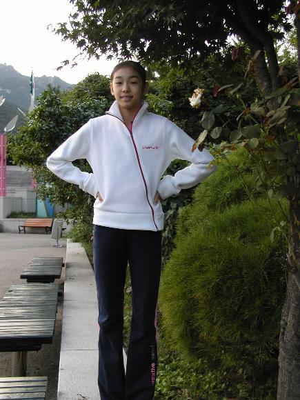 척박한 토양을 딛고 일약 세계의 ‘피겨 요정’으로 떠오른 김연아가 연습장인 과천 아이스링크 앞에서 평범한 14세 소녀의 모습을 보여주고 있다. 최병규 기자 cbk@seoul.co.kr