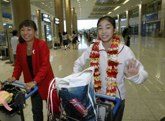 한국 피겨 사상 첫 국제대회 우승 쾌거를 이룬 ‘은반의 요정’ 김연아(14.도장중 2년)가 7일 귀국,손을 흔들고 있다.  연합뉴스