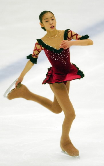 전주화산실내빙상장에서 열린 전국동계체육대회 피겨스케이팅 여중부에서 우승을 차지한 최연소국가대표 김연아(도장중1)가 연기를 펼치고 있다.  스포츠서울