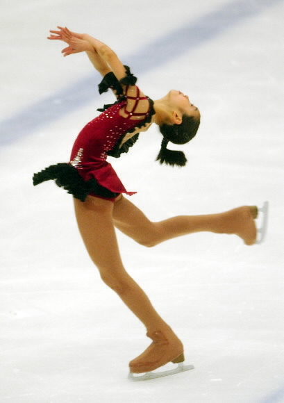 전주화산실내빙상장에서 열린 전국동계체육대회 피겨스케이팅 여중부에서 우승을 차지한 최연소국가대표 김연아(도장중1)가 연기를 펼치고 있다.  스포츠서울