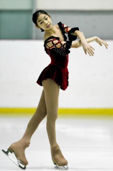 전주화산실내빙상장에서 열린 전국동계체육대회 피겨스케이팅 여중부에서 우승을 차지한 최연소국가대표 김연아(도장중1)가 연기를 펼치고 있다.  스포츠서울