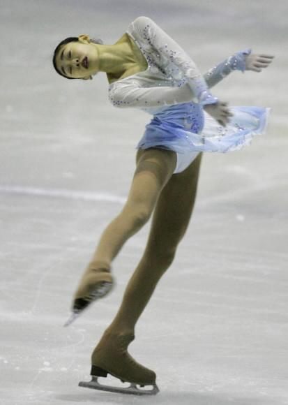 이것이 세계 정상급 솜씨 한국 피겨 사상 첫 국제대회 우승에 빛나는 ‘은반의 요정’ 김연아가 3일 오후 태릉 실내빙상장에서 열린 ‘제59회 종합피겨스케이팅선수권’대회에서 연기를 선보이고 있다. 연합뉴스