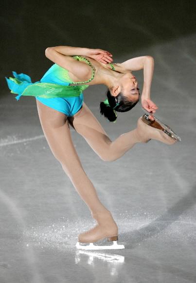국가대표 김연아의 환상연기 20일 강원도 강릉실내빙상장에서 열린 ‘2005강릉4대륙피겨스케이팅선수권대회’ 마지막날 시범 경기에서 국가대표 김연아가 환상연기를 선보이고 있다. 김연아는 이번 대회에는 나이가 어려 참가하지 못했다. 연합뉴스