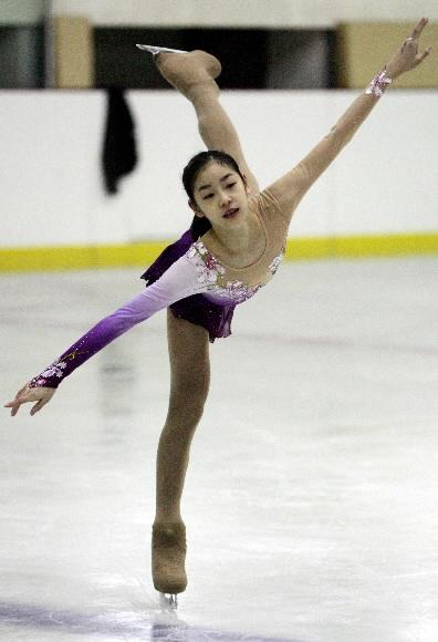 김연아의 환상적인 연기 피겨스케이팅 세계주니어선수권대회에서 은메달을 획득하며 한국 차세대 빙상 스타로 주목받고 있는 피겨 요정 김연아 선수가 9일 태릉선수촌 빙상경기장에서 맹훈련을 하고 있다. 연합뉴스