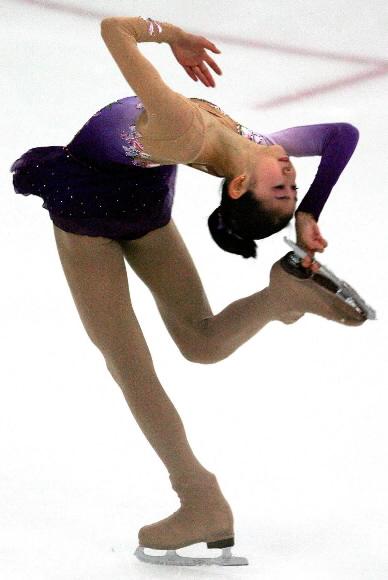 김연아의 환상적인 연기 피겨스케이팅 세계주니어선수권대회에서 은메달을 획득하며 한국 차세대 빙상 스타로 주목받고 있는 피겨 요정 김연아 선수가 9일 태릉선수촌 빙상경기장에서 맹훈련을 하고 있다. 연합뉴스