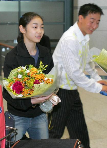 빙상요정 김연아 귀국 지난 4일 막을 내린 2005-2006 국제빙상연맹(ISU) 주니어 그랑프리시리즈 1차대회에서 우승을 차지한 ‘빙상요정’ 김연아가 6일 오후 인천공항을 통해 귀국한 뒤 마중나온 친지들에게 꽃다발을 전달받고 있다. 연합뉴스