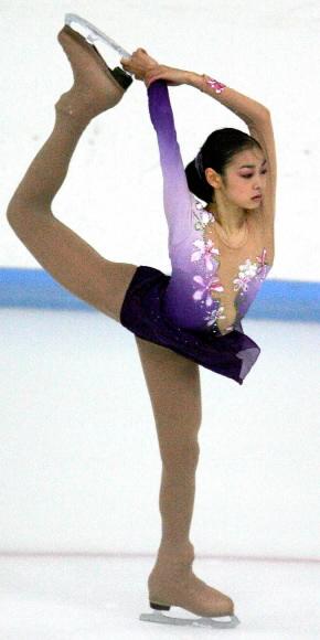 그랑프리 파이널 우승한 김연아  27일(한국시간) 체코 오스트라바 체스빙상장에서 열린 2005-2006 국제빙상연맹(ISU) 피겨스케이팅 주니어 그랑프리 파이널에서 사상 첫 한국인 우승자가 된 김연아(15.도장중). 사진은 지난 8월 19일 서울 동천실내링크에서 열린 2005피겨주니어대회 파견선수 선발전 프리스케이팅에서 김선수가 멋진 연기를 펼치고 있다. 연합뉴스
