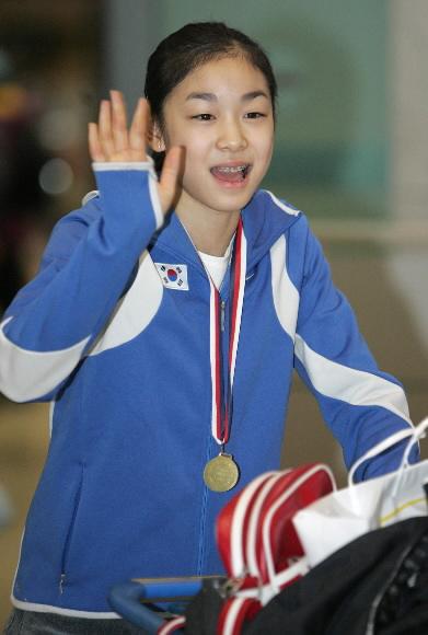 피겨 주니어그랑프리프리파이널 우승 김연아 귀국 한국 피겨스케이팅 사상 최초로 주니어 그랑프리파이널에서 우승한 김연아가 29일 오후 인천공항으로 귀국하며 손흔들어 인사하고 있다. 연합뉴스