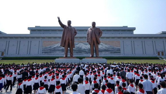 조선소년단 제7차대회 대표들이 4일 만수대언덕에 있는 김일성 주석과 김정일 국방위원장의 동상에 헌화하고 있다고 조선중앙통신이 5일 보도했다. 연합뉴스