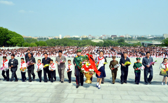 조선소년단 제7차대회 대표들이 4일 만수대언덕에 있는 김일성 주석과 김정일 국방위원장의 동상에 헌화하고 있다고 조선중앙통신이 5일 보도했다. 연합뉴스