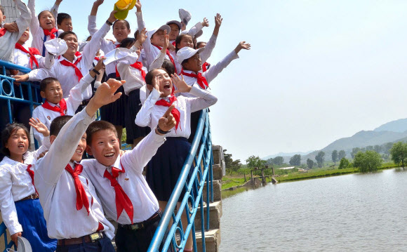 北 조선소년단 창립 67주년 야영 시작