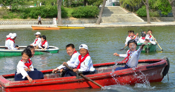 조선소년단 창립(6월6일) 67주년을 앞두고 평양시를 비롯한 전역의 20개 소년단 야영소에서 야영이 시작됐다고 조선중앙방송이 5일 보도했다.  연합뉴스