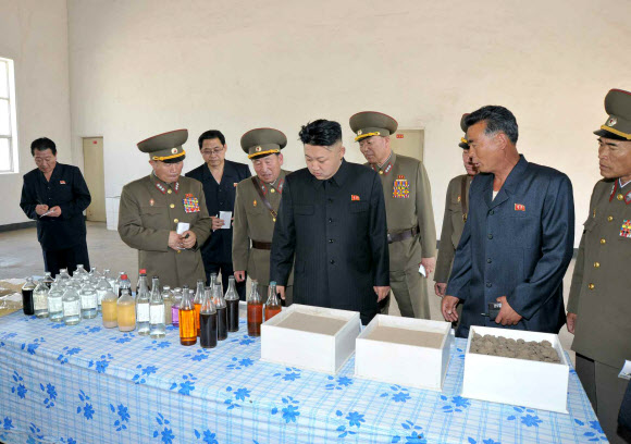 北김정은,군부대 돼지공장 시찰