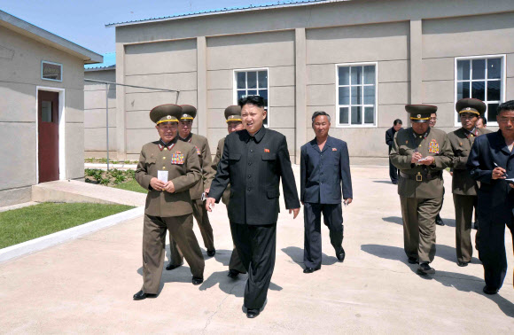 北김정은,군부대 돼지공장 시찰
