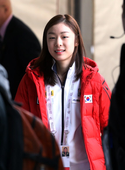 피겨여왕 김연아가 13일(한국시각) 2013 국제빙상경기연맹(ISU) 세계피겨선수권대회가 열리는 캐나다 온타리오주 런던 버드와이저 가든스 기자회견장에 연기순서를 추첨하기 위해 입장하고 있다. 김연아는 35명의 출전 선수 중 14번째로 연기를 한다. 연합뉴스   